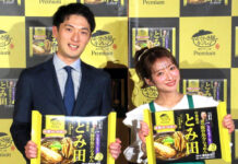 キンレイの冷凍麺「お水がいらないプレミアム」 第2弾は「とみ田」監修 発表会で大倉孝志氏㊧と辻希美さん