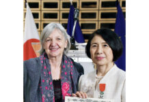 サントリー食品の小野真紀子社長に栄誉 仏政府からレジオン・ドヌール勲章シュヴァリエ ベアトリス・ル・フラペール・デュ・エレン次期駐日フランス大使㊧とサントリー食品の小野真紀子社長