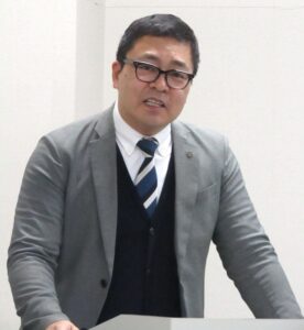湖池屋らしさについて力説する小幡氏