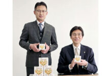 国分中部 熱海市に防災備蓄品を納品 地場産食材使用の缶詰約3000個 国分中部・髙橋典裕執行役員㊧と熱海市・齊藤栄市長)