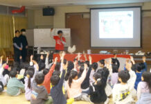 うずら卵の食育授業 よく噛んで食べる大切さ説く 天狗缶詰 授業の様子