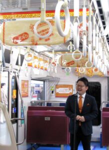 車内で思いを語る歴舎（れきしゃ）直輝マーケティング戦略部米菓スナック第2グループマネージャー