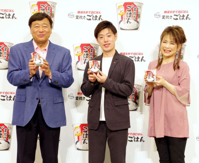 （左から）夢グループ石田重廣社長、日清食品中村圭佑氏、保科有里さん