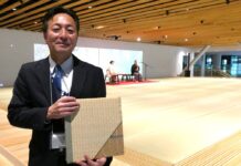 高輪ゲートウェイシティ内の文化創造棟に伊藤園の茶殻入りアップサイクル製品「さらり畳」が99畳 未来の和を体感できる空間演出 「Tatami」の前で、伊藤園の粟飯原剛(あいはら・たけし)氏
