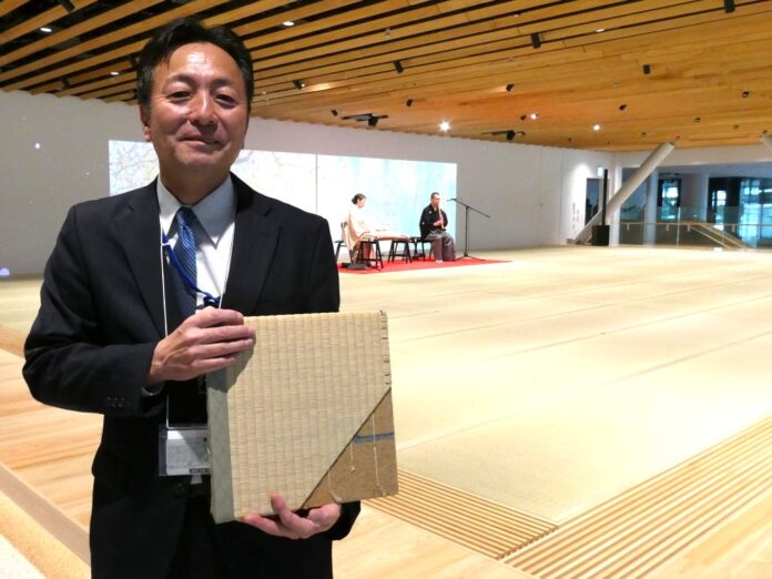 「Tatami」の前で、伊藤園の粟飯原剛（あいはら・たけし）氏