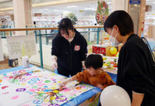 味の素 「ラブベジの日」にイベント 滋賀県・平和堂と連携 野菜をスタンプにしたポスター制作