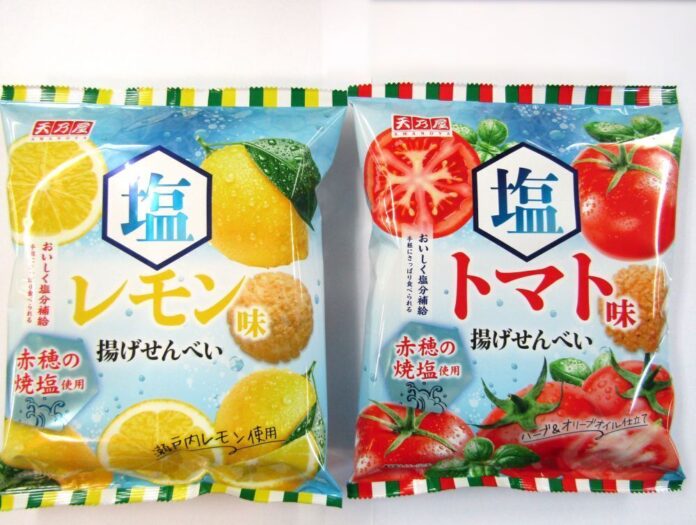 左から「塩レモン味揚げせんべい」と「塩トマト味揚げせんべい」