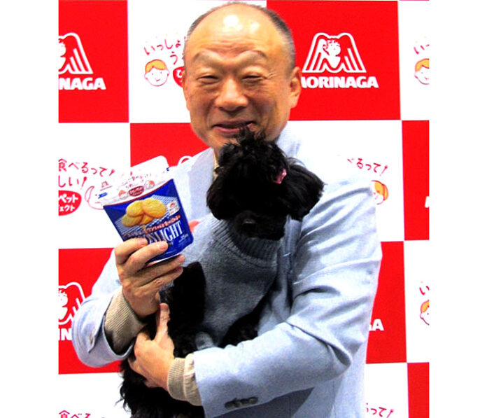 愛犬とともに発表会に臨んだ太田栄二郎会長CEO