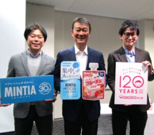 川原浩社長（中央）、河口文彦マーケティング一部部長（左）、高橋岳春マーケティング四部部長（右）