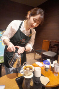 コーヒースクールではおいしいコーヒーの淹れた方を解説