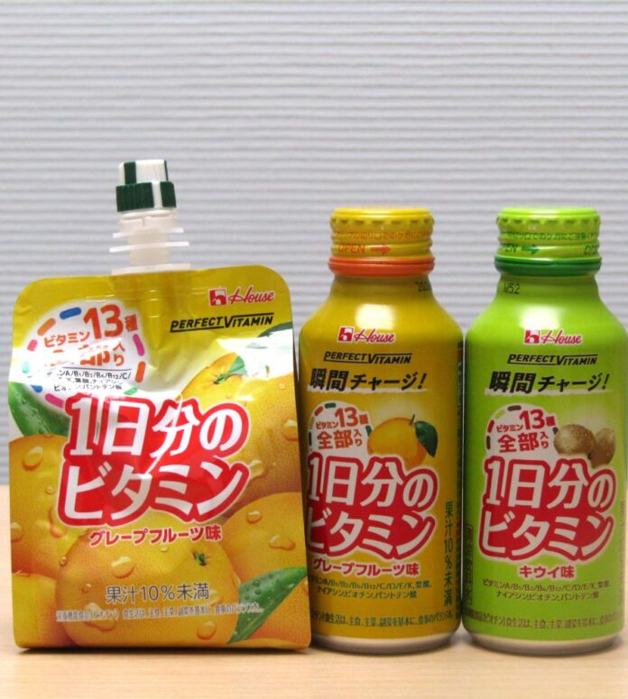 左から「PERFECT VITAMIN 1日分のビタミン」のゼリー飲料とドリンク