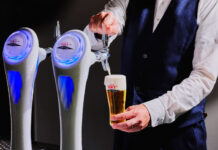 “冷え”徹底追求の「スーパードライ」 辛口のうまさ際立つ一杯を アサヒ本社横にコンセプト店 ビールは4℃未満で提供。冷凍保管のグラスタンブラーは提供前にさらに冷やすなど“冷え”を追求