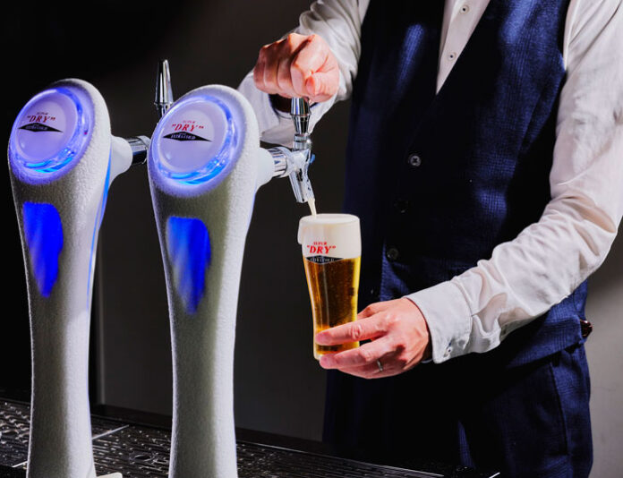 ビールは4℃未満で提供。冷凍保管のグラスタンブラーは提供前にさらに冷やすなど“冷え”を追求