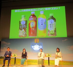 左から日本コカ・コーラの助川氏、近藤氏、高村氏、新谷氏