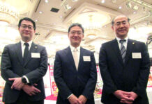 菓子専業卸・関口 中計実現へ前進 「響」掲げメーカー・小売業・消費者をつなぐ菓子のハブ機能強化 関口快太郎社長㊥、関口大二郎専務㊧、相川保彦常務