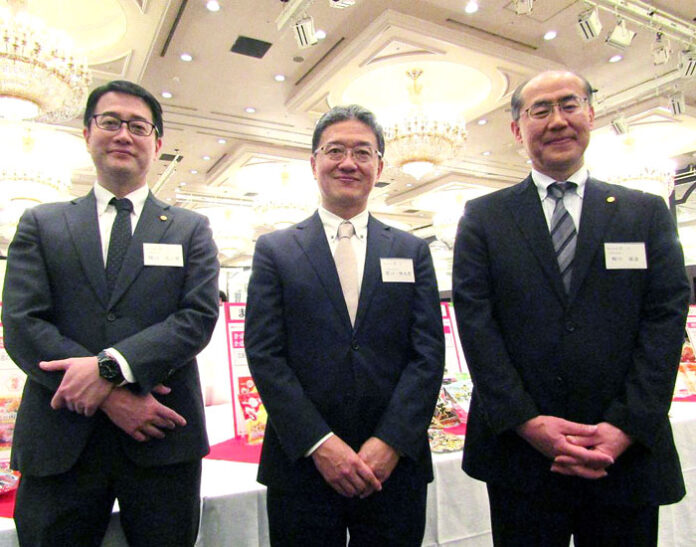 関口快太郎社長㊥、関口大二郎専務㊧、相川保彦常務