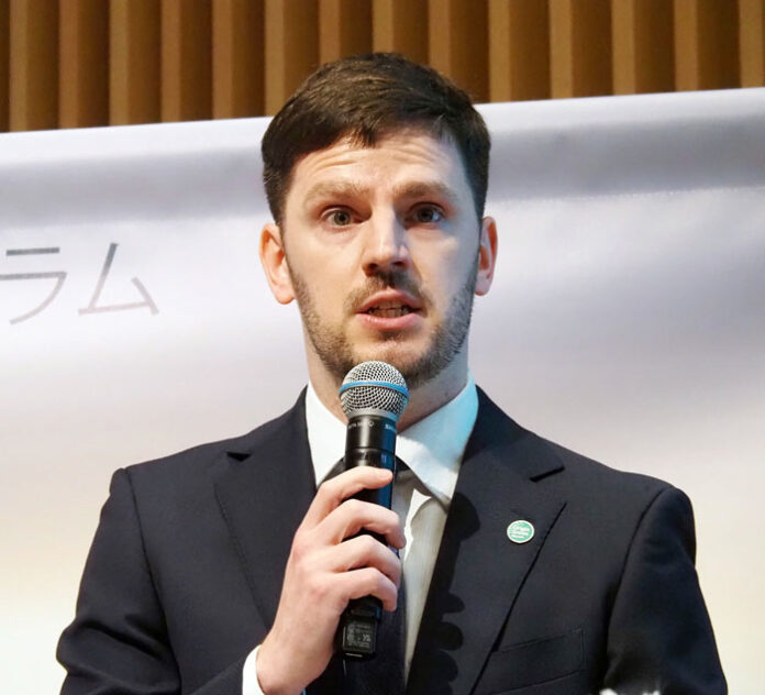 あいさつするジョー・ムーア氏