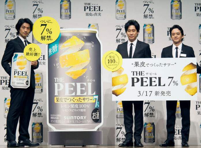 CM出演の3人が登場（16日の発表会で）