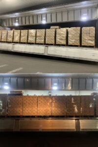 トラック積載・改善前（上）と改善後（下）