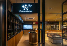 日本ワイン「シャトー・メルシャン」軽井沢T-SITEにアンテナショップ 五感で楽しむ空間に 長野県産を中心としたワインを取り揃える店内