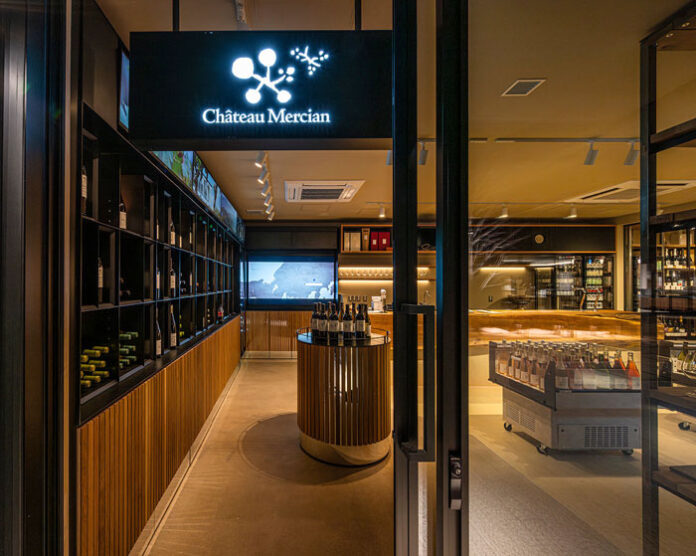 長野県産を中心としたワインを取り揃える店内