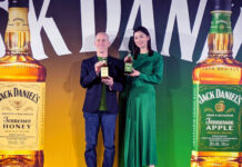 「ジャックダニエル テネシーアップル」 12年ぶり新フレーバー上陸 イベントでアーロン・マーティン社長㊧と朝比奈彩さん