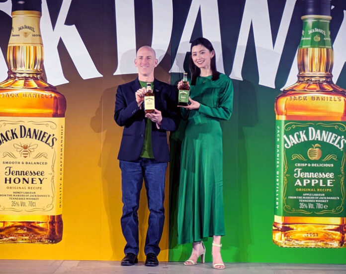 イベントでアーロン・マーティン社長㊧と朝比奈彩さん