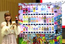 自販機はこんなに魅力的 中川翔子さんが中野区愛ぶつけたコカ・コーラ自販機が登場 売上の一部を中野区の若い世代のために寄付 オリジナルラッピングのデザインを手掛けたのはタレントの中川翔子さん。イベントには中川さんのファンら60人が招かれた。