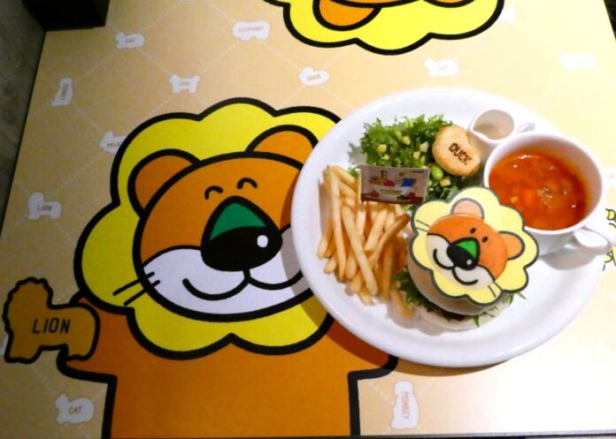 テーブルにはどうぶつさんのデザイン