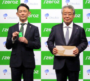 「大塚製薬 新製品発表会」で井上眞社長㊨と浅見慎一プロジェクトリーダー