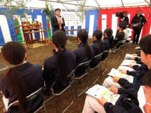 レモン啓発するポッカサッポロの佐藤社長