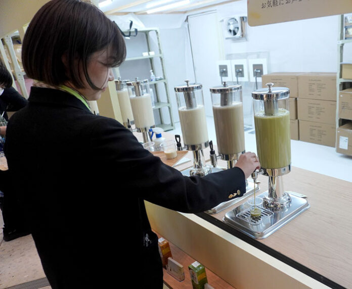 「豆乳BAR」で多くの豆乳を飲み比べ