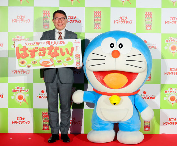 カゴメ「焼きケチャップ」広告キャラクター発表会で袴田祥人部長とドラえもん（©Fujiko-Pro）