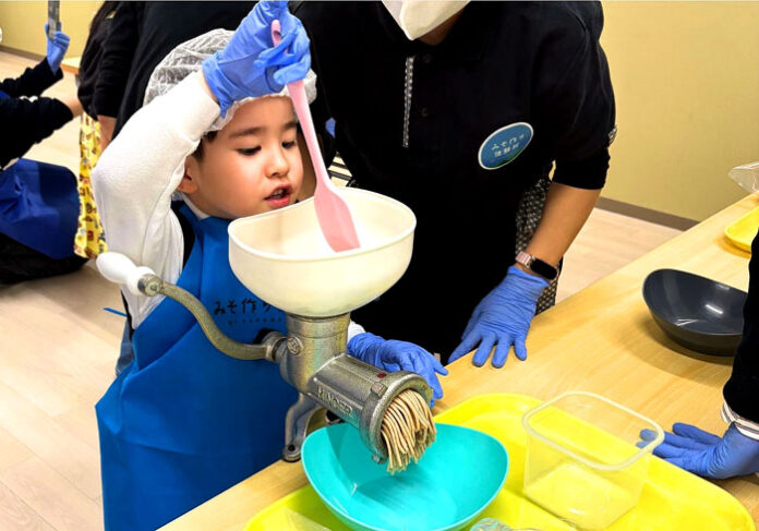 ハナマルキ 東京・杉並で出張みそ作り体験 親子ら約40組参加