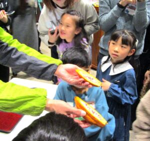 包丁で割ったカカオポッドを披露