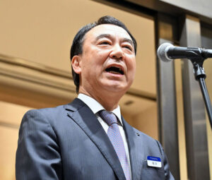 閉店のあいさつをする石河仁志社長