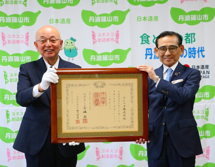 酒井隆明市長㊧と福井正一社長