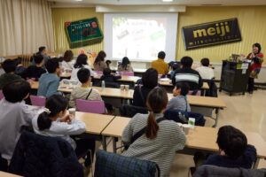 「明治なるほどファクトリー」での食育セミナーの様子。講師役を務める矢菅亜弥子氏