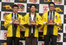 明星食品「一平ちゃん」 新たな挑戦「袋めん焼きそば 」 仲野太賀さん、“マヨビーム”実演 左から石田晃三氏、仲野太賀さん、木所敬雄氏