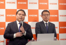 カゴメ 飲料にオレンジ味「ビヨンド」 猛暑へ電子使わない「かけトマ」 藤澤昭典部長(左)と袴田祥人部長