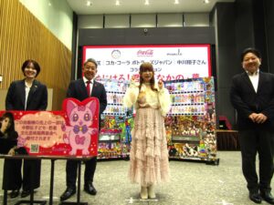 左からCCBJIベンディング港支店の渡辺彩乃副支店長、CCBJI上席ディレクターベンディング事業統括本部ベンディング首都圏営業本部の久保健一本部長、中川翔子さん、中野区の酒井直人区長