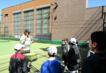 噛むことはスポーツにも良い効果をもたらす ロッテが元プロテニスプレーヤーの添田豪さんら招いて啓発 テニス教室で講師役を務めた添田豪さん