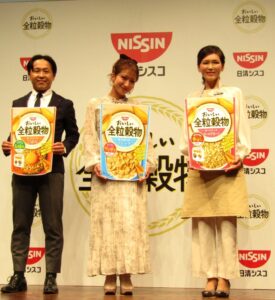 左から篠原鎮麻マーケティング部第3グループブランドマネージャー、辻希美さん、関口絢子さん