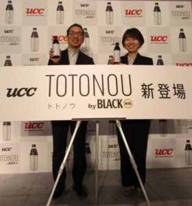左かからUCC上島珈琲「TOTONOU by BLACK無糖」新製品発表会に登壇した紙谷氏と植田氏