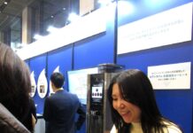 UCC、「セブンカフェ 水素焙煎コーヒー」を来場者に配布 サステナブル・ブランド国際会議で 「セブンカフェ 水素焙煎コーヒー」配布の様子