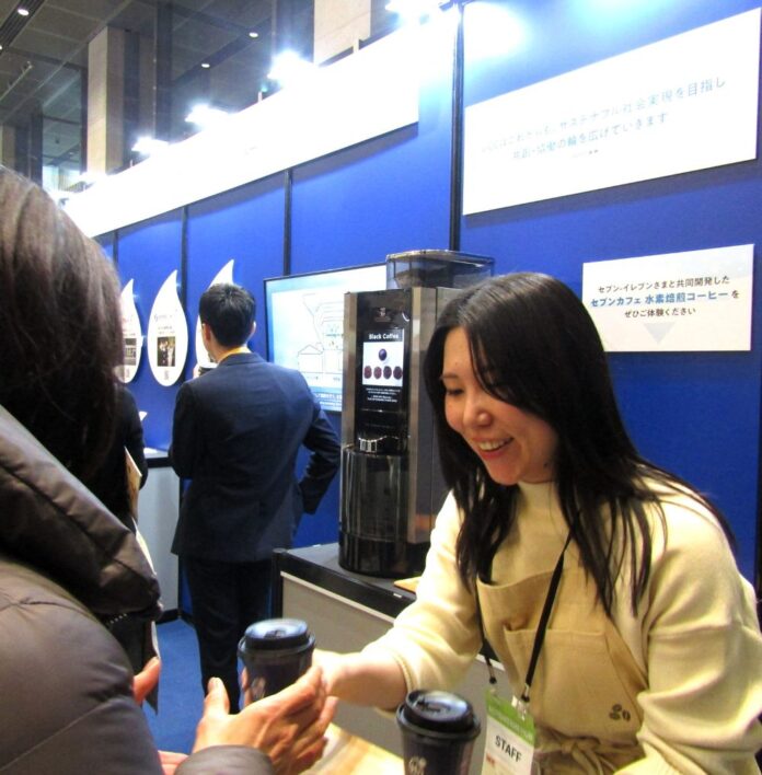「セブンカフェ 水素焙煎コーヒー」配布の様子