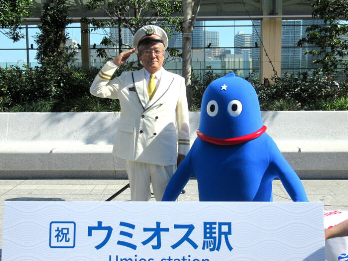 池見賢社長（左）と「ウミオス」