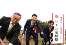 静岡県磐田市でレモン産地形成の第一歩 平坦で広大な農地に苗木約2000本を定植 ポッカサッポロら参画 左から遠州中央農業協同組合の山田耕司代表理事組合長、磐田市の草地博昭市長、ポッカサッポロフード&ビバレッジの佐藤雅志社長