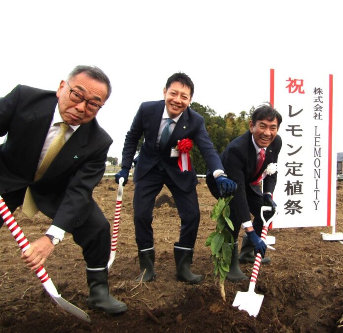 左から遠州中央農業協同組合の山田耕司代表理事組合長、磐田市の草地博昭市長、ポッカサッポロフード＆ビバレッジの佐藤雅志社長