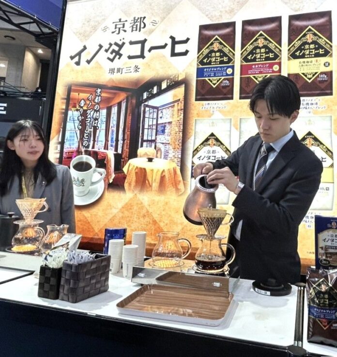 「スーパーマーケット・トレードショー2026」で「京都イノダコーヒ」の抽出を実演するキーコーヒー社員